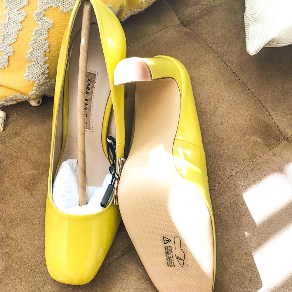 ๐ Lemon Yellow Patent Heels - Picture 7 of 8